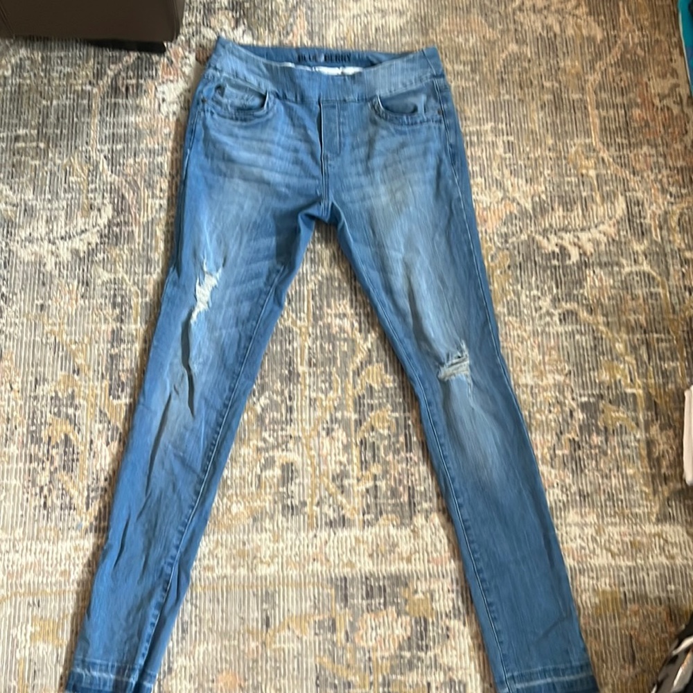 Blueberry high wasted light wash jeans.